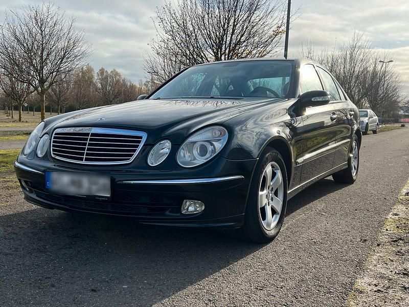 Schwarz Gebraucht 2002 Mercedes E240 Avantgarde Limousine | 5.200 € (Fairer Preis) - Bild 1/4
