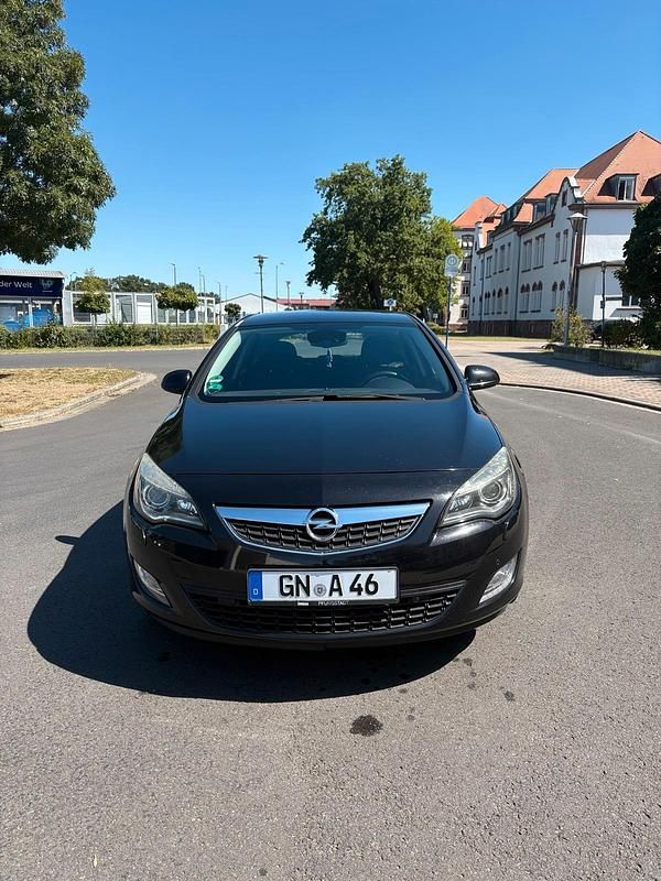 Używany Opel Astra Edition 140 KM (102 kW) 2010 Czarny Sedan/Limuzyna