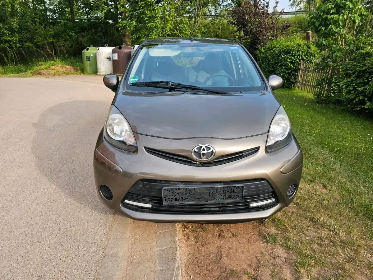 Gebraucht Toyota Aygo 68 PS (50 kW) 2012 Gold Kleinwagen