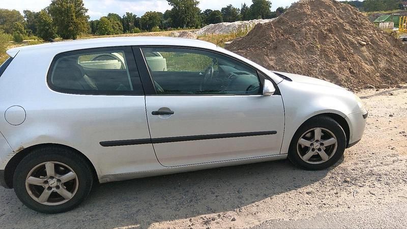Grau Gebraucht 2005 VW Golf V Comfortline | 1.390 € (Guter Preis) - Bild 1/4