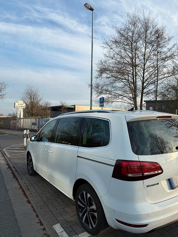 Gebraucht VW Sharan IQ Drive 150 PS (110 kW) 2019 Weiß Van / Kleinbus