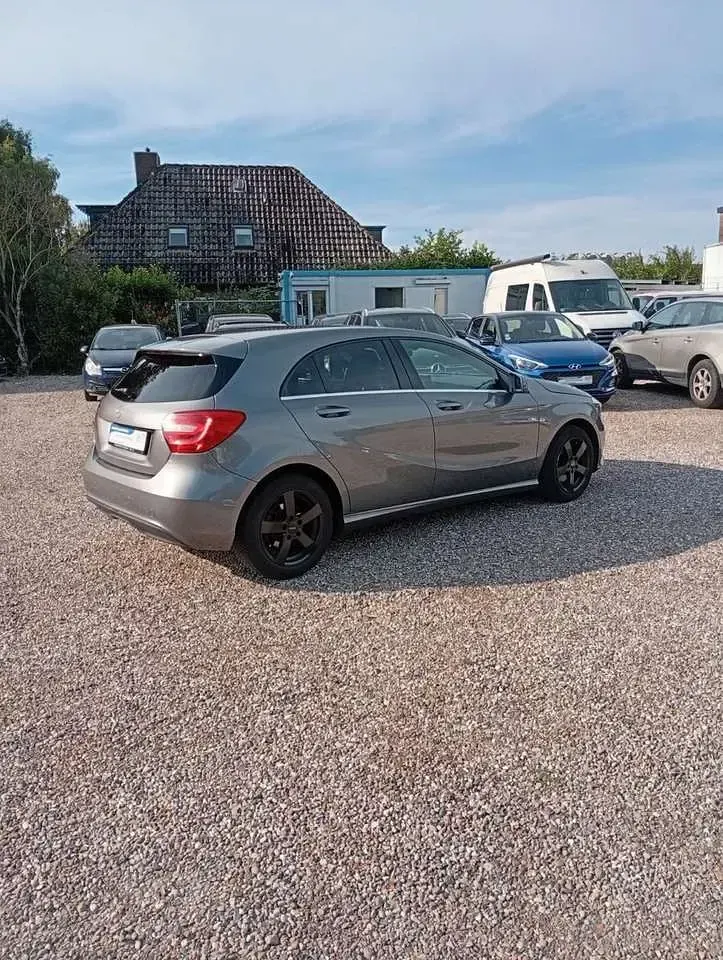 Gebraucht Mercedes A180 122 PS (89 kW) 2013 Grau Kleinwagen
