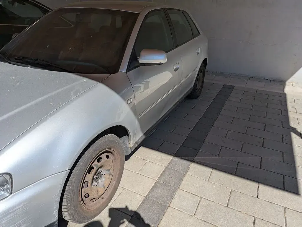 Second-hand Audi A3 Ambiente 102 CP (75 kW) 2000 Argintiu Hatchback