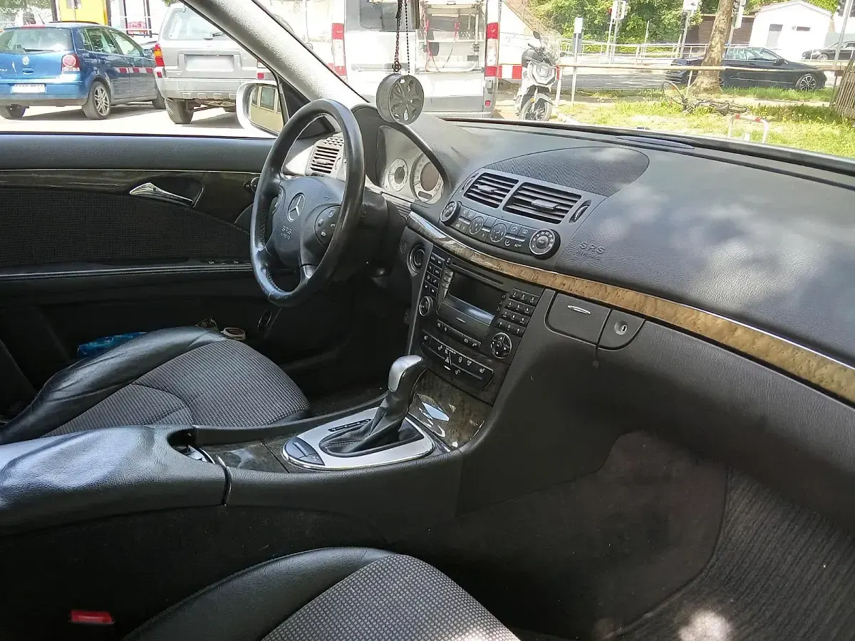 Gebraucht Mercedes E240 177 PS (130 kW) 2005 Silber Limousine