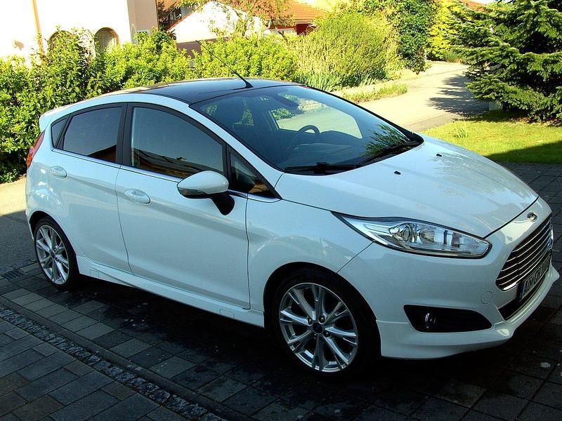 Gebraucht Ford Fiesta Titanium 125 PS (91 kW) 2015 Weiß Kleinwagen