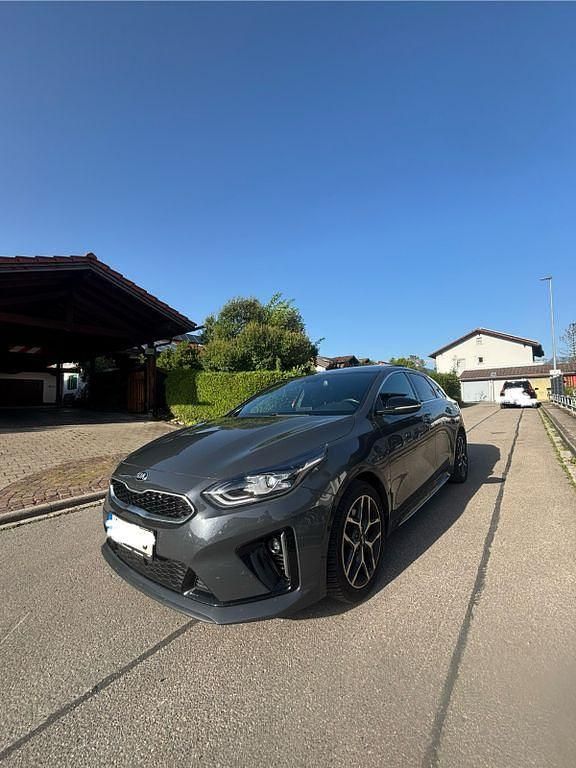 Grau Gebraucht 2019 Kia ProCeed GT-Line Kleinwagen | 20.400 € (Etwas zu teuer) - Bild 1/4