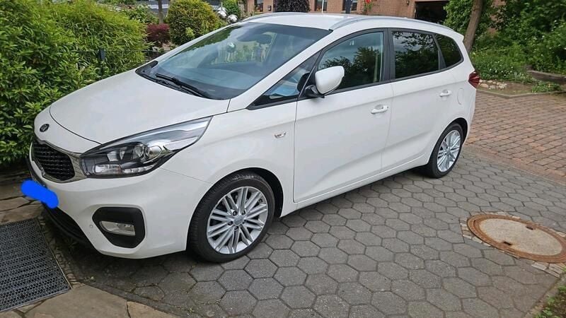 Weiß Gebraucht 2018 Kia Carens DREAM-TEAM Edition Van / Kleinbus | 13.900 € (Fairer Preis) - Bild 1/4