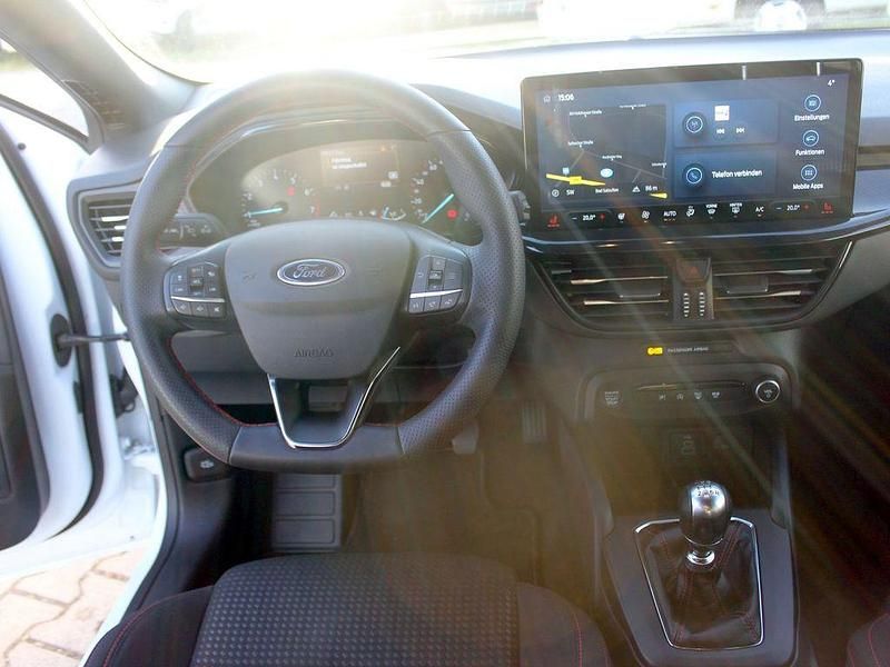 Gebraucht Ford Focus ST-Line 125 PS (91 kW) 2022 Weiß Limousine