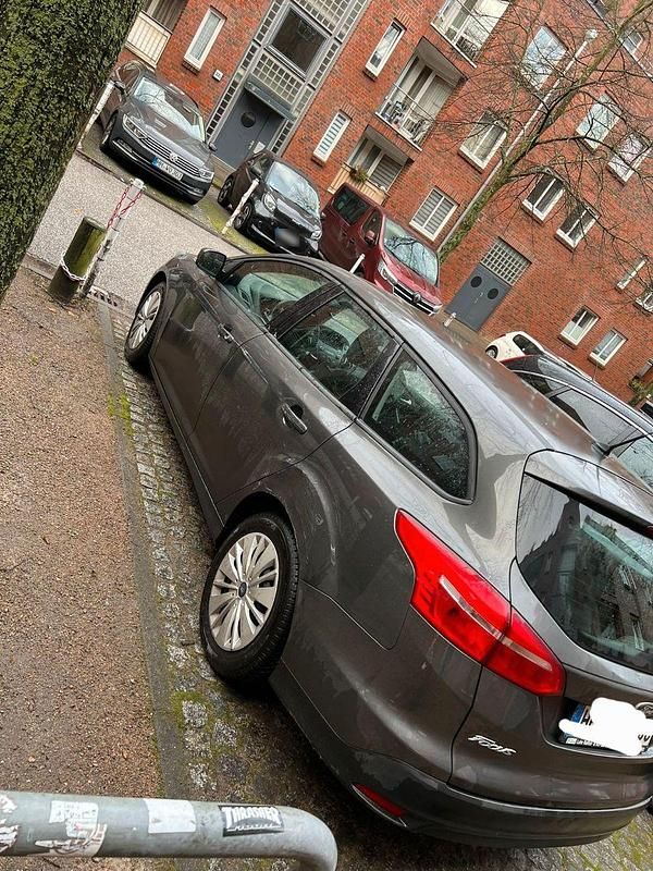 Gebraucht Ford Focus Titanium 105 PS (77 kW) 2016 Grau Kombi