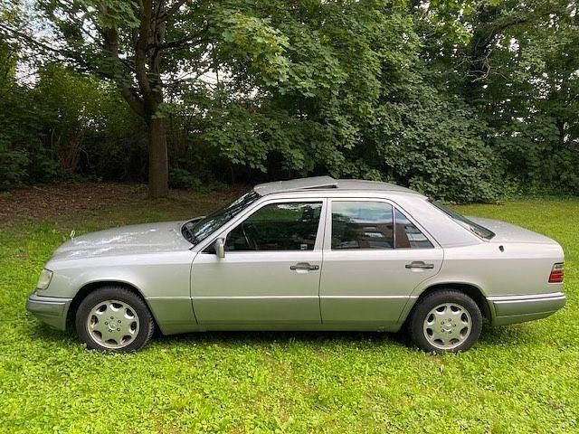 Gebraucht Mercedes E300 136 PS (100 kW) 1994 Silber Limousine
