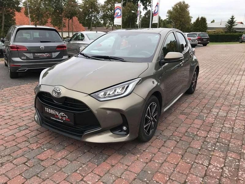 Braun Gebraucht 2021 Toyota Yaris Club Kleinwagen | 17.490 € (Fairer Preis) - Bild 1/4
