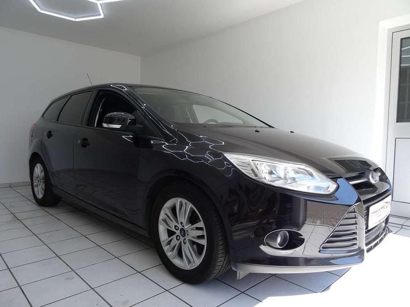 Pantherschwarz metallic Gebraucht 2013 Ford Focus Trend Kombi | 5.990 € (Fairer Preis) - Bild 1/4