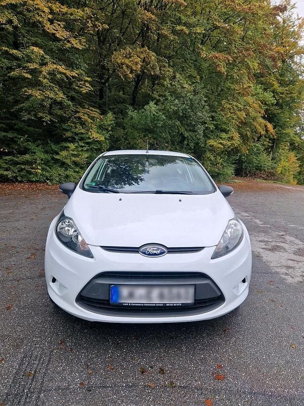 Weiß Gebraucht 2012 Ford Fiesta Champions Edition Kleinwagen | 3.200 € (Guter Preis) - Bild 1/4