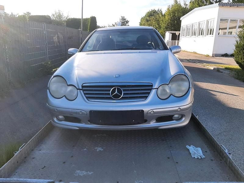 Grau Gebraucht 2001 Mercedes C200 Coupé | 800 € - Bild 1/4