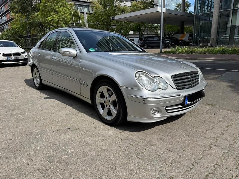 Silber Gebraucht 2005 Mercedes C220 Elegance Limousine | 3.300 € (Fairer Preis) - Bild 1/4