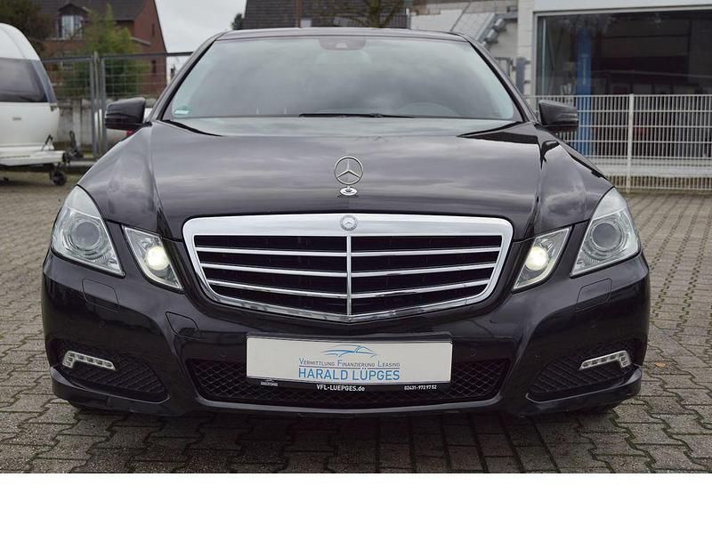 Gebraucht Mercedes E220 Avantgarde 163 PS (119 kW) 2010 Obsidianschwarz Limousine