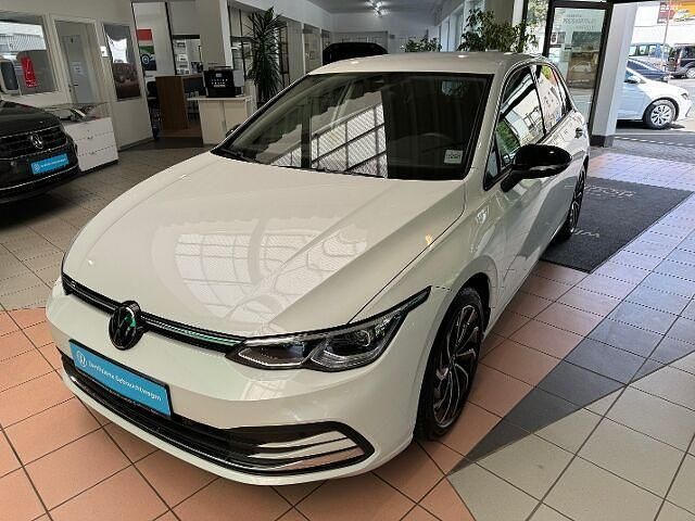 Gebraucht VW Golf VIII Active 131 PS (96 kW) 2022 Weiß Limousine