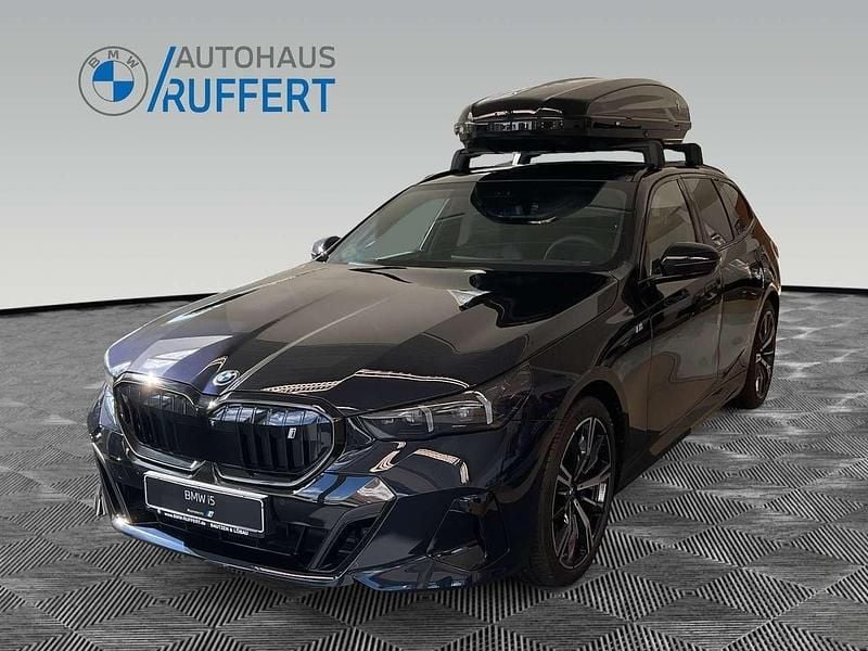 Carbonschwarz metallic Neu 2025 BMW i5 M Sport Limousine | 73.850 € (Teuer) - Bild 1/4