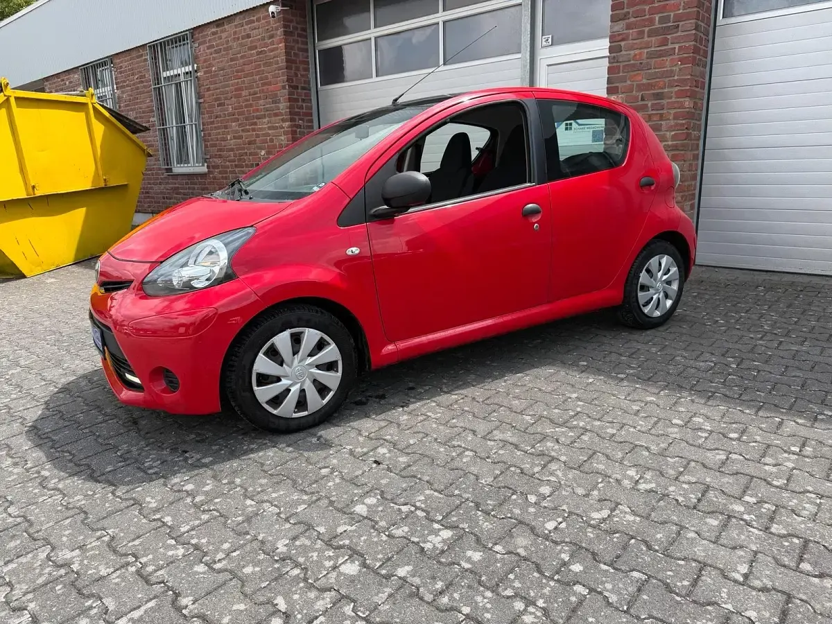 Gebraucht Toyota Aygo 67 PS (49 kW) 2014 Rot Kleinwagen