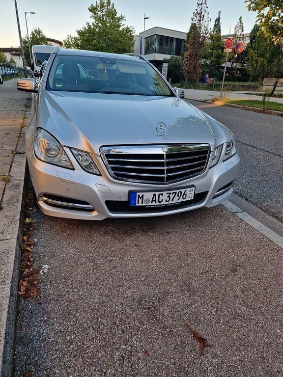 Silber Gebraucht 2012 Mercedes E200 Avantgarde Limousine | 9.900 € (Guter Preis) - Bild 1/4