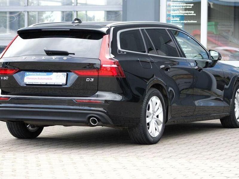 Gebraucht Volvo V60 Momentum 150 PS (110 kW) 2019 Onyx black Kombi