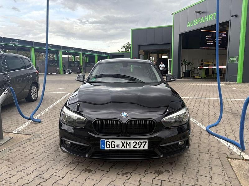 Schwarz Gebraucht 2018 BMW 118 Kleinwagen | 16.499 € (Fairer Preis) - Bild 1/4
