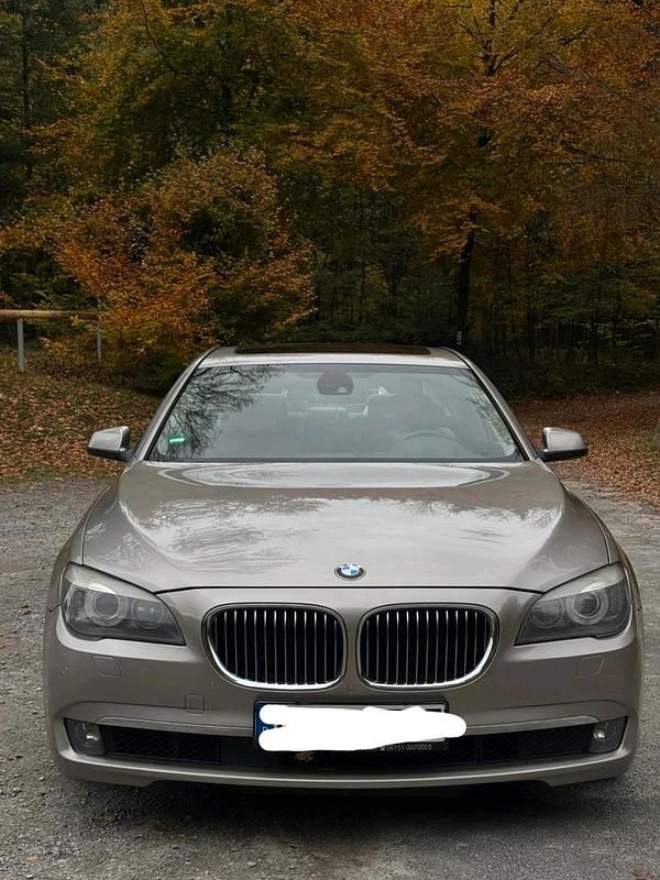 Gebraucht BMW 740 306 PS (225 kW) 2011 Gold Limousine