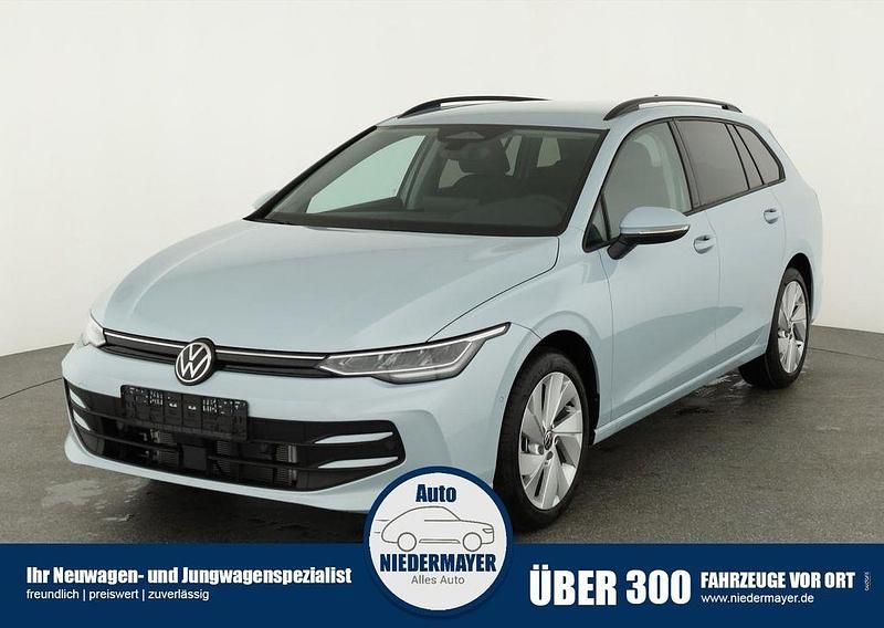 Crystal ice blue metallic Neu 2025 VW Golf VIII Life Kombi | 29.995 € (Superpreis) - Bild 1/4