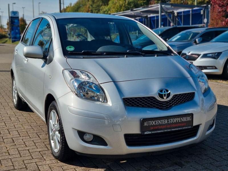 Silber Gebraucht 2010 Toyota Yaris Executive Limousine | 7.990 € (Etwas zu teuer) - Bild 1/4