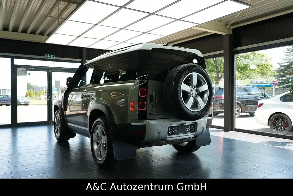 Gebraucht Land Rover Defender First Edition 400 PS (294 kW) 2021 Pangea green SUV