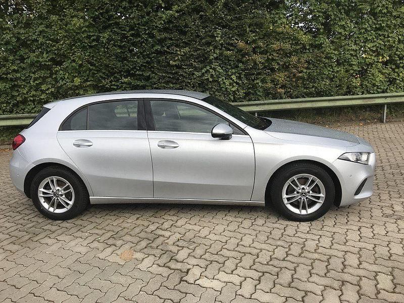 Gebraucht Mercedes A180 116 PS (85 kW) 2019 Silber Limousine