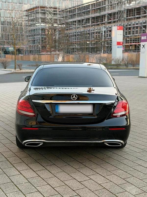 Gebraucht Mercedes E220 Avantgarde 194 PS (142 kW) 2018 Schwarz Limousine