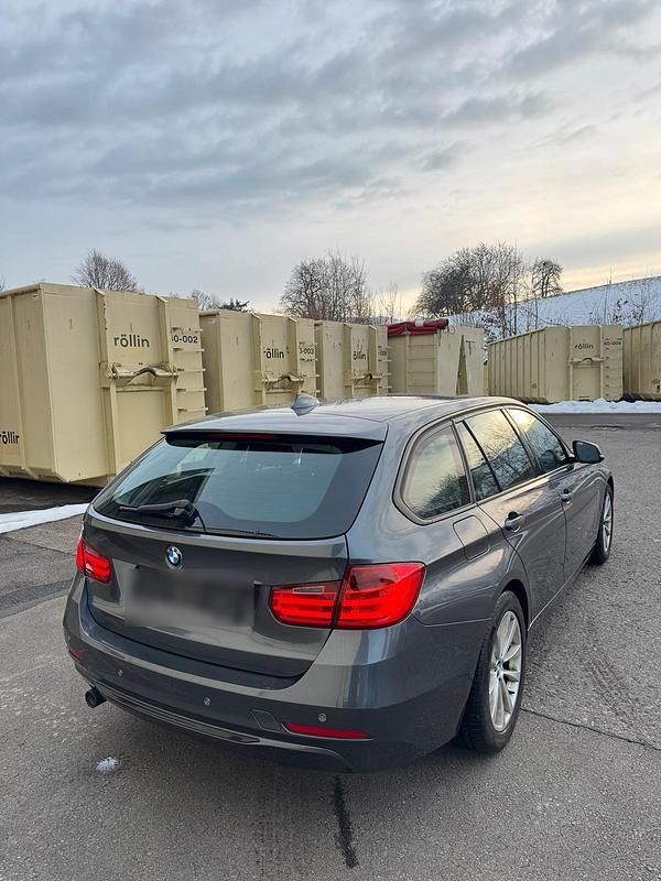 Gebraucht BMW 318 Sport Line 150 PS (110 kW) 2013 Grau Kombi