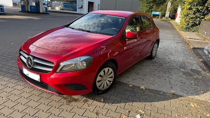 Rot Gebraucht 2013 Mercedes A180 Limousine | 6.500 € (Guter Preis) - Bild 1/4
