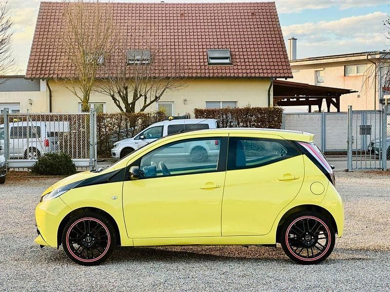 Gebraucht Toyota Aygo X-cite 69 PS (50 kW) 2016 Dynamic yellow Kleinwagen