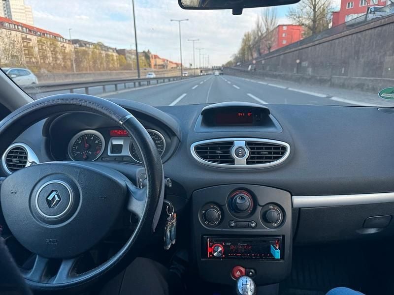 Gebraucht Renault Clio II 101 PS (74 kW) 2009 Weiß Kleinwagen