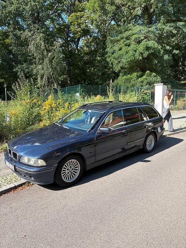Blau Gebraucht 2002 BMW 528 Kombi | 2.100 € - Bild 1/4