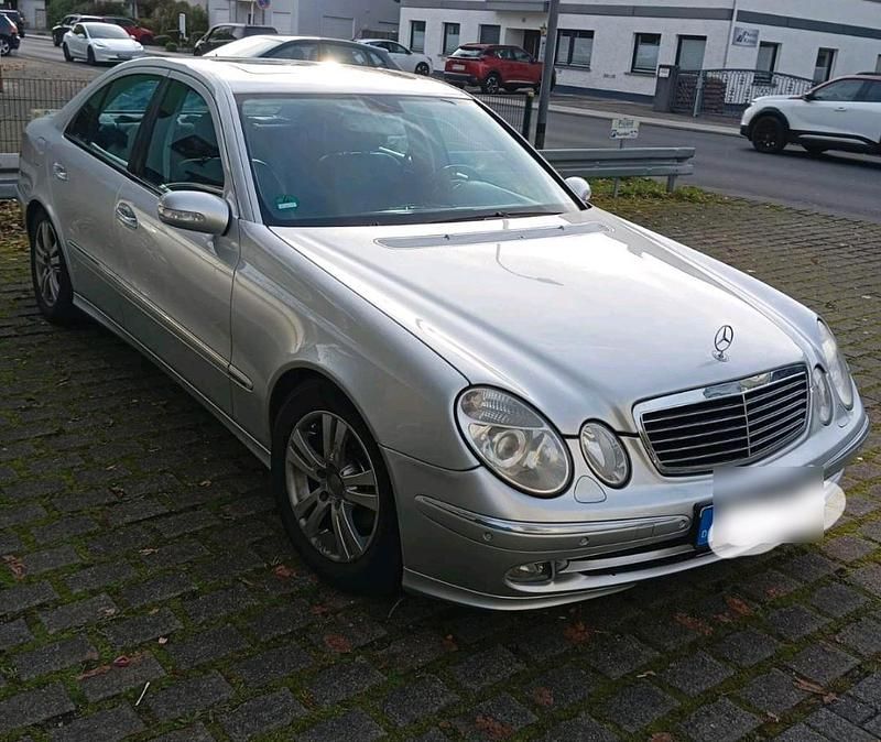 Silber Gebraucht 2005 Mercedes E280 Limousine | 3.500 € - Bild 1/4