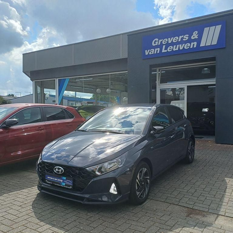 Grau Gebraucht 2023 Hyundai i20 Limousine | 19.600 € (Etwas zu teuer) - Bild 1/4