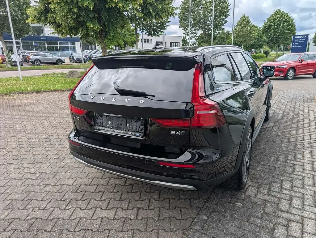 Gebraucht Volvo V60 CC Plus 197 PS (144 kW) 2023 Black solid "stone" Kombi