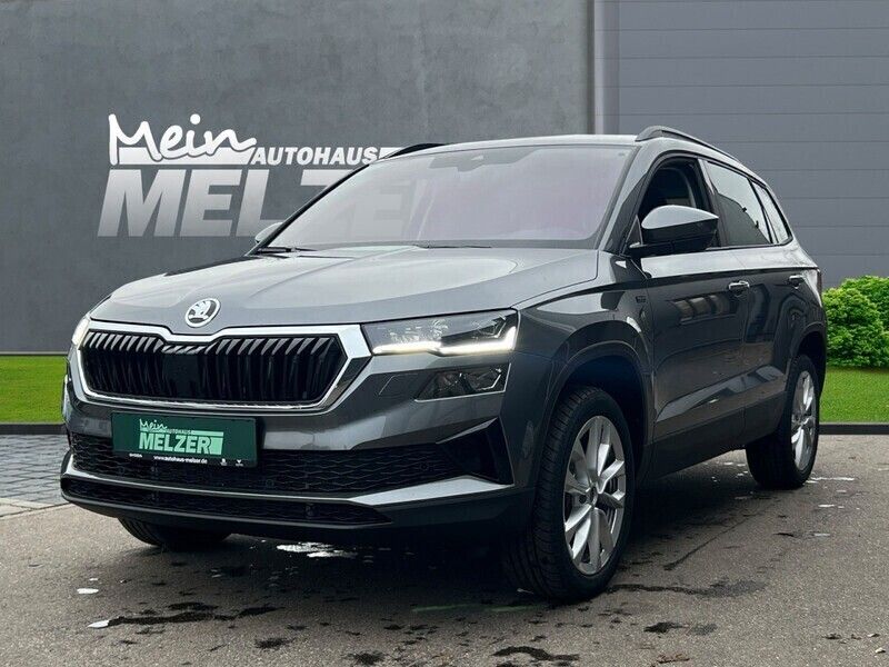 Grau Neu 2025 Skoda Karoq Tour SUV | 38.880 € (Teuer) - Bild 1/4