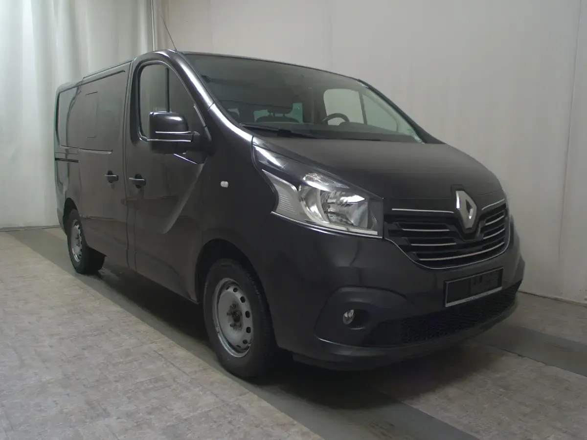 Usado Renault Trafic Expression 125 HP (91 kW) 2017 Preto Monovolume