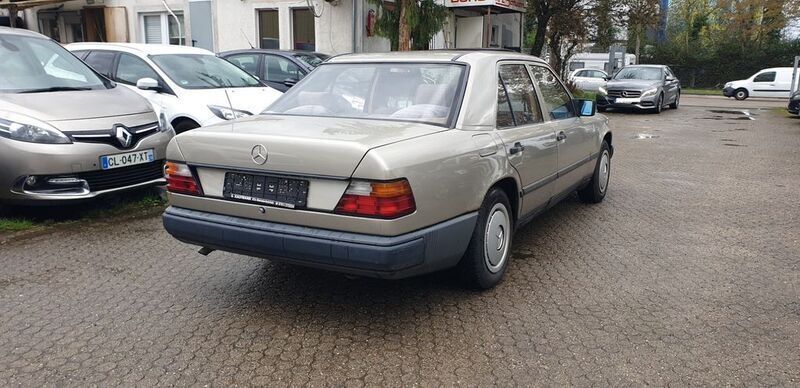 Gebraucht Mercedes E230 132 PS (97 kW) 1987 Grau Limousine