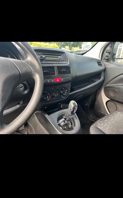 Weiß Gebraucht 2012 Opel Combo Van / Kleinbus | 5.900 € - Bild 1/4