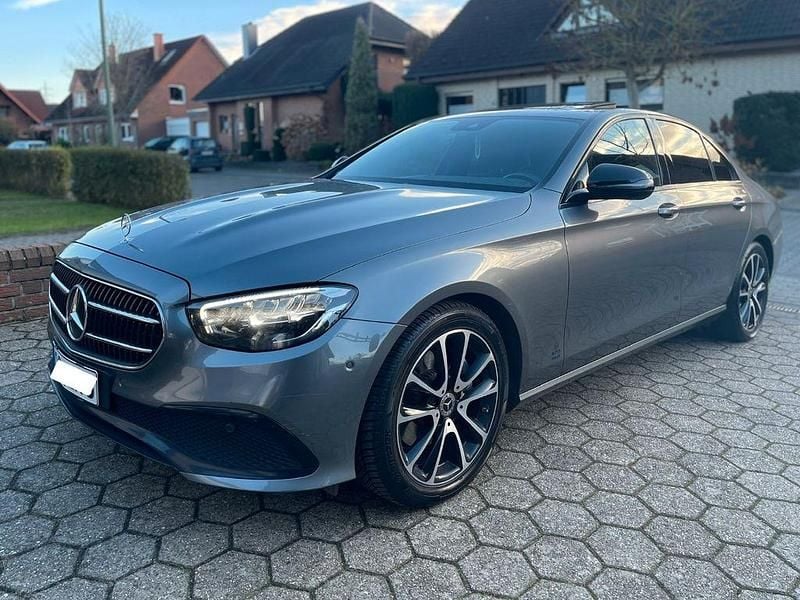 Grau Gebraucht 2020 Mercedes E220 Night Limousine | 2.888 € - Bild 1/4