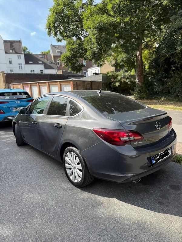 Grau Gebraucht 2012 Opel Astra Limousine | 3.700 € (Superpreis) - Bild 1/4