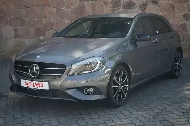 Gebraucht Mercedes A180 122 PS (89 kW) 2015 Mountaingrau Limousine