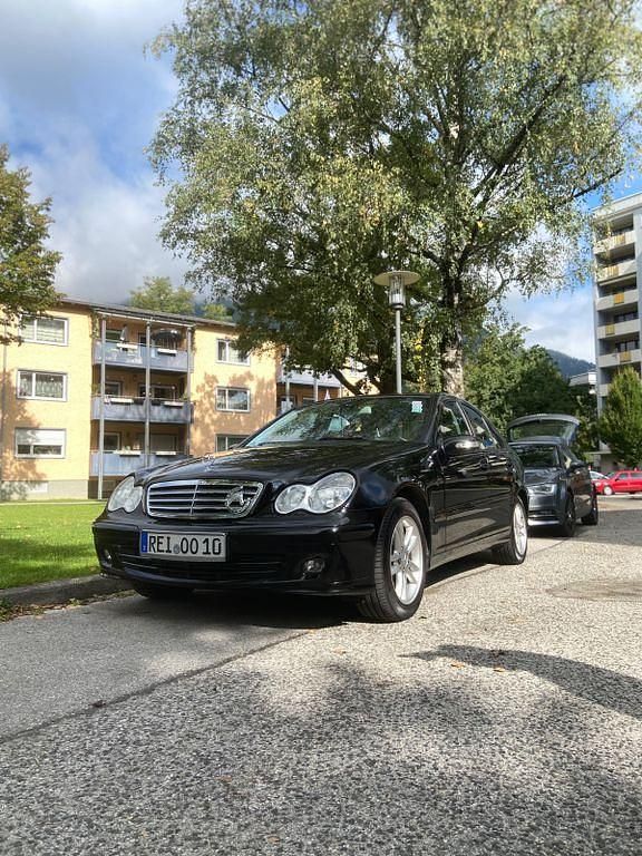 Schwarz Gebraucht 2005 Mercedes C220 Elegance Limousine | 5.000 € (Etwas zu teuer) - Bild 1/4