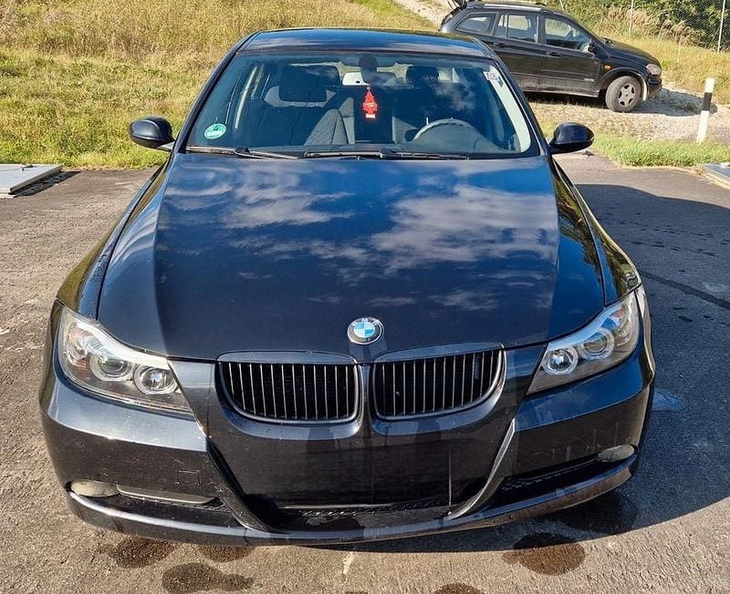 Schwarz Gebraucht 2006 BMW 318 Limousine | 1.799 € (Guter Preis) - Bild 1/4