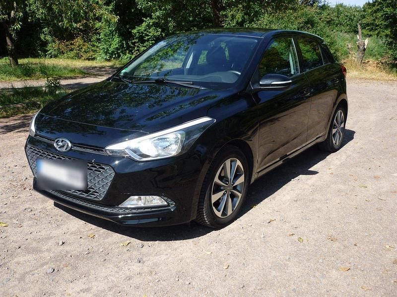 Schwarz Gebraucht 2016 Hyundai i20 Comfort Kleinwagen | 6.900 € (Guter Preis) - Bild 1/4